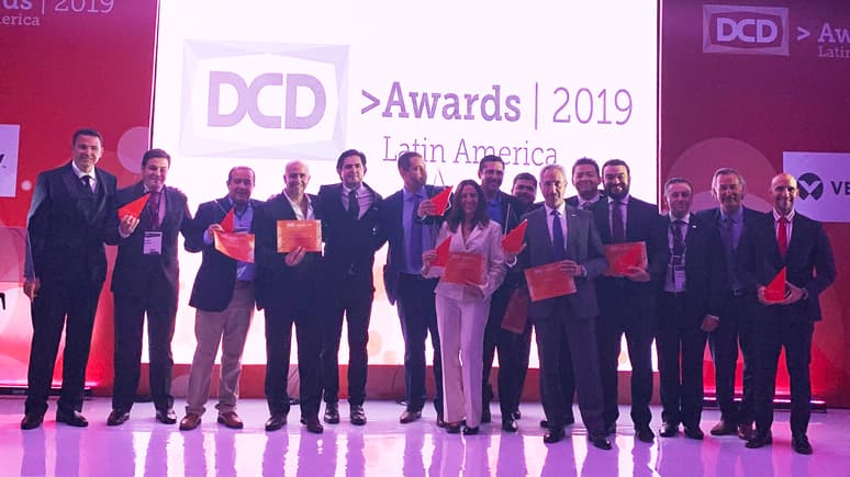 DCD Awards LATAM 2019  otorga a Raúl Santoyo el premio  Contribución Excepcional a la Industria del Data Center